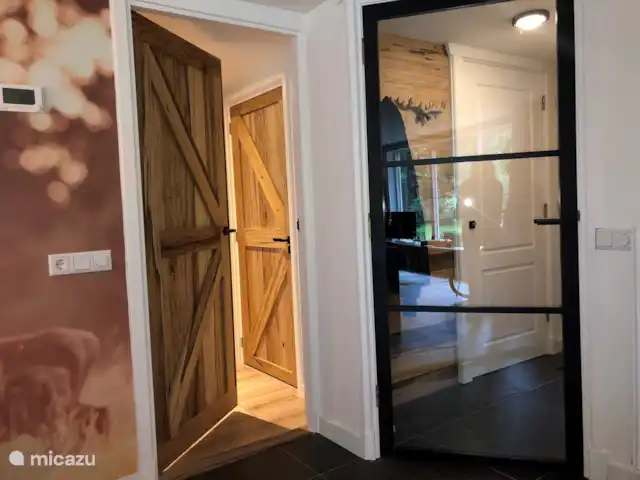 Wildlodge huren in Nederland, Gelderland, Emst (Epe) - vakantiehuis Zelfgemaakte houten deuren