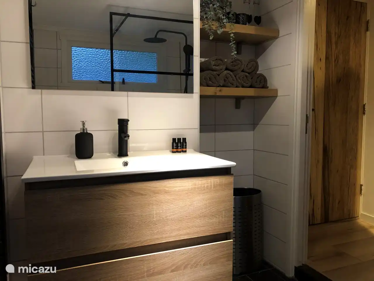 Salle de bain avec lavabo