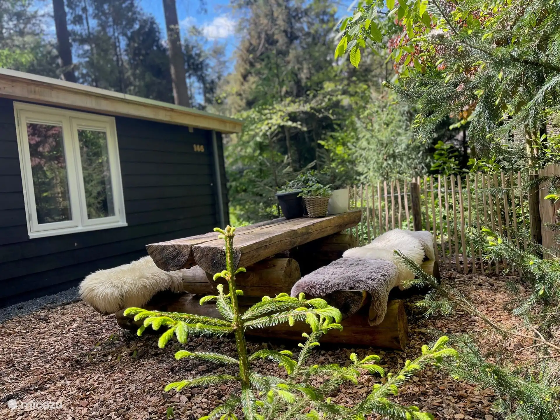 Merveilleux endroit pour prendre un café au soleil du matin, mais il offre également un rafraîchissement à l'ombre par temps chaud.