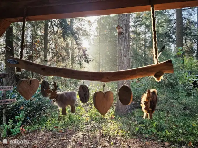 Wildlodge huren in Nederland, Gelderland, Emst (Epe) - vakantiehuis Bij de lodge zul je diverse door ons zelfgemaakte decoratie van hout vinden