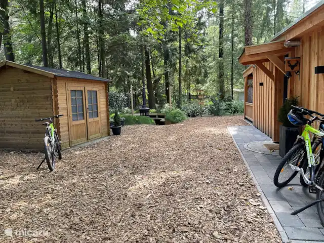 Wildlodge huren in Nederland, Gelderland, Emst (Epe) - vakantiehuis zijkant tuin Wildlodge