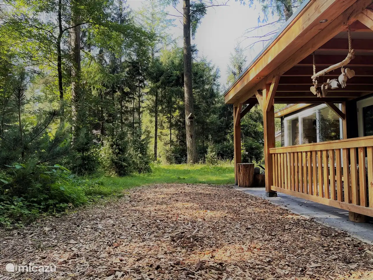vue latérale du jardin depuis la véranda