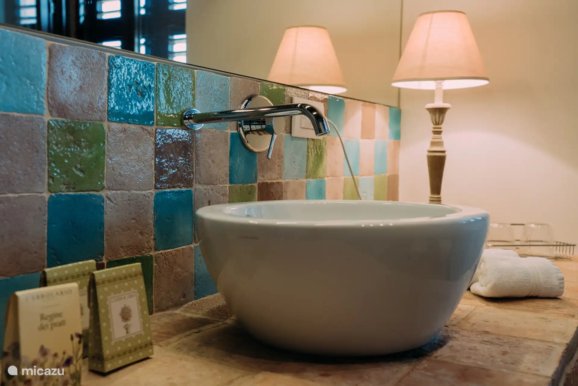 Salle de bain avec douche, lavabo, toilettes et bidet.
