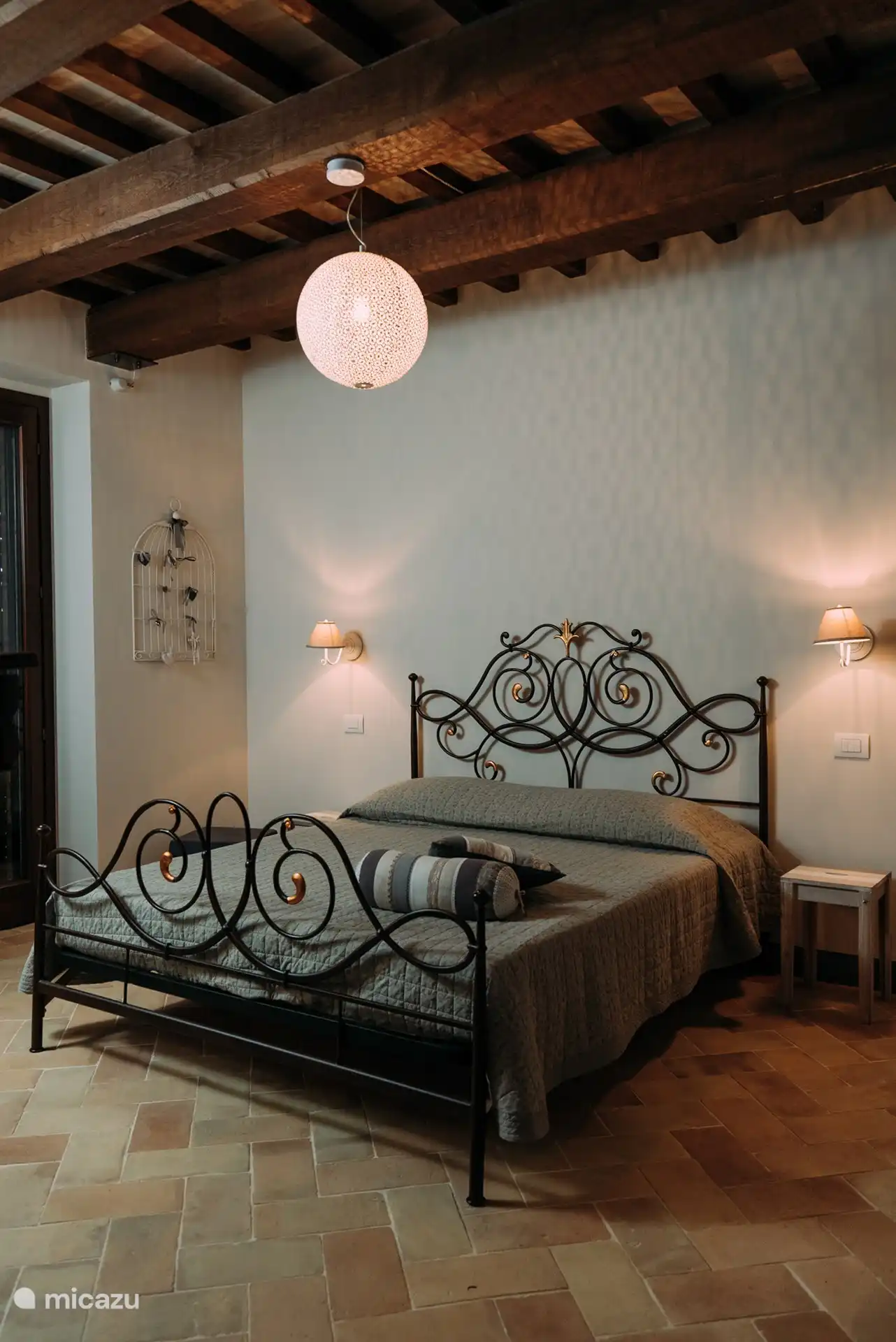 Chambre Rosmarino, lit double. Possibilité de placer un lit bébé supplémentaire.