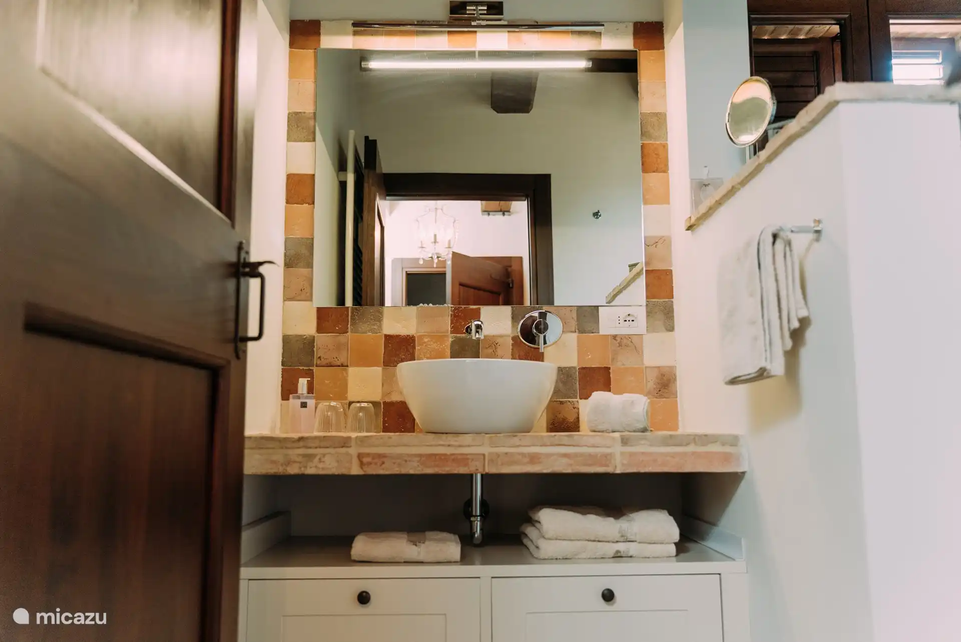 Salle de bain attenante, baignoire, lavabo, toilettes et bidet.
