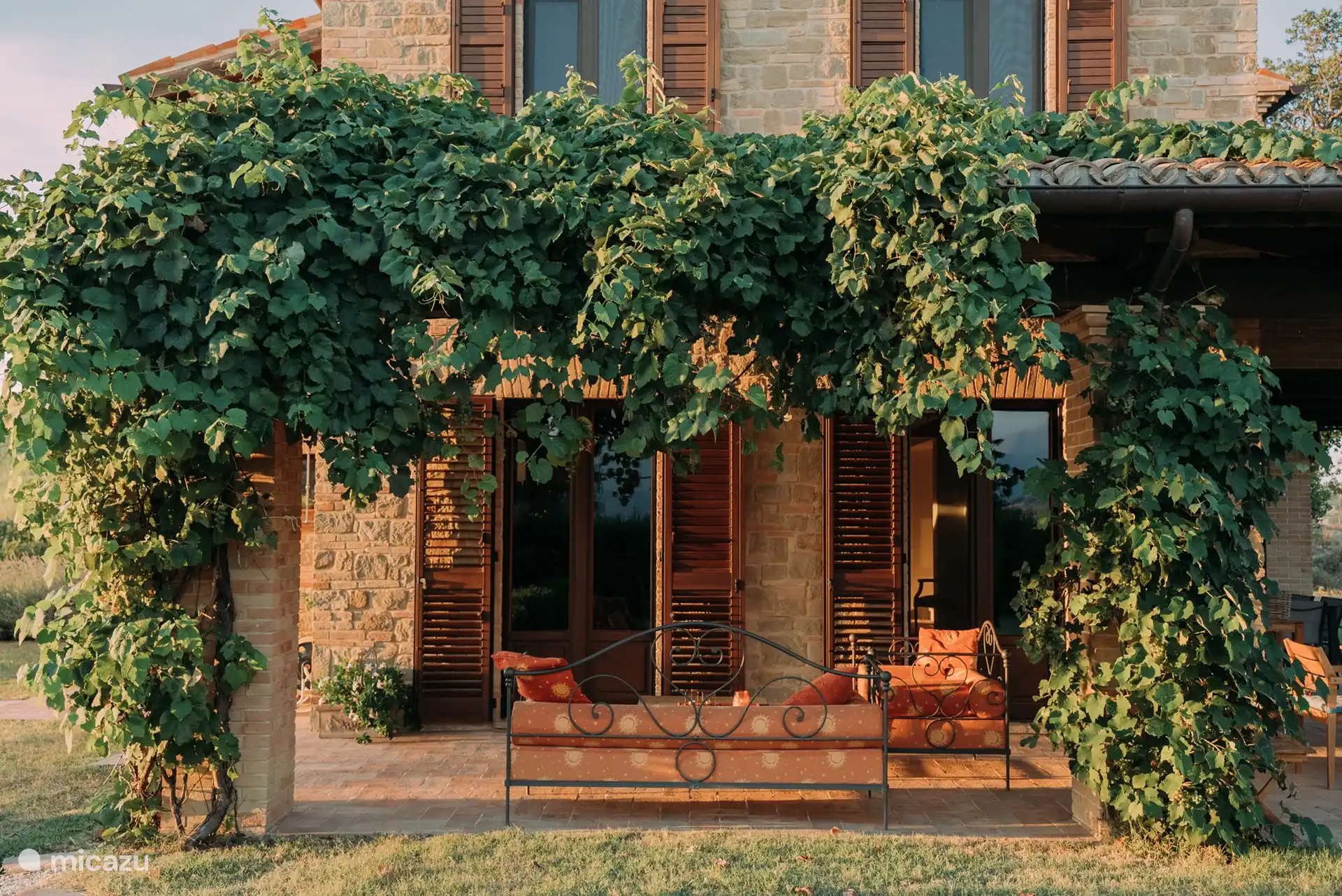 Coin apéritif béat au soleil du soir

