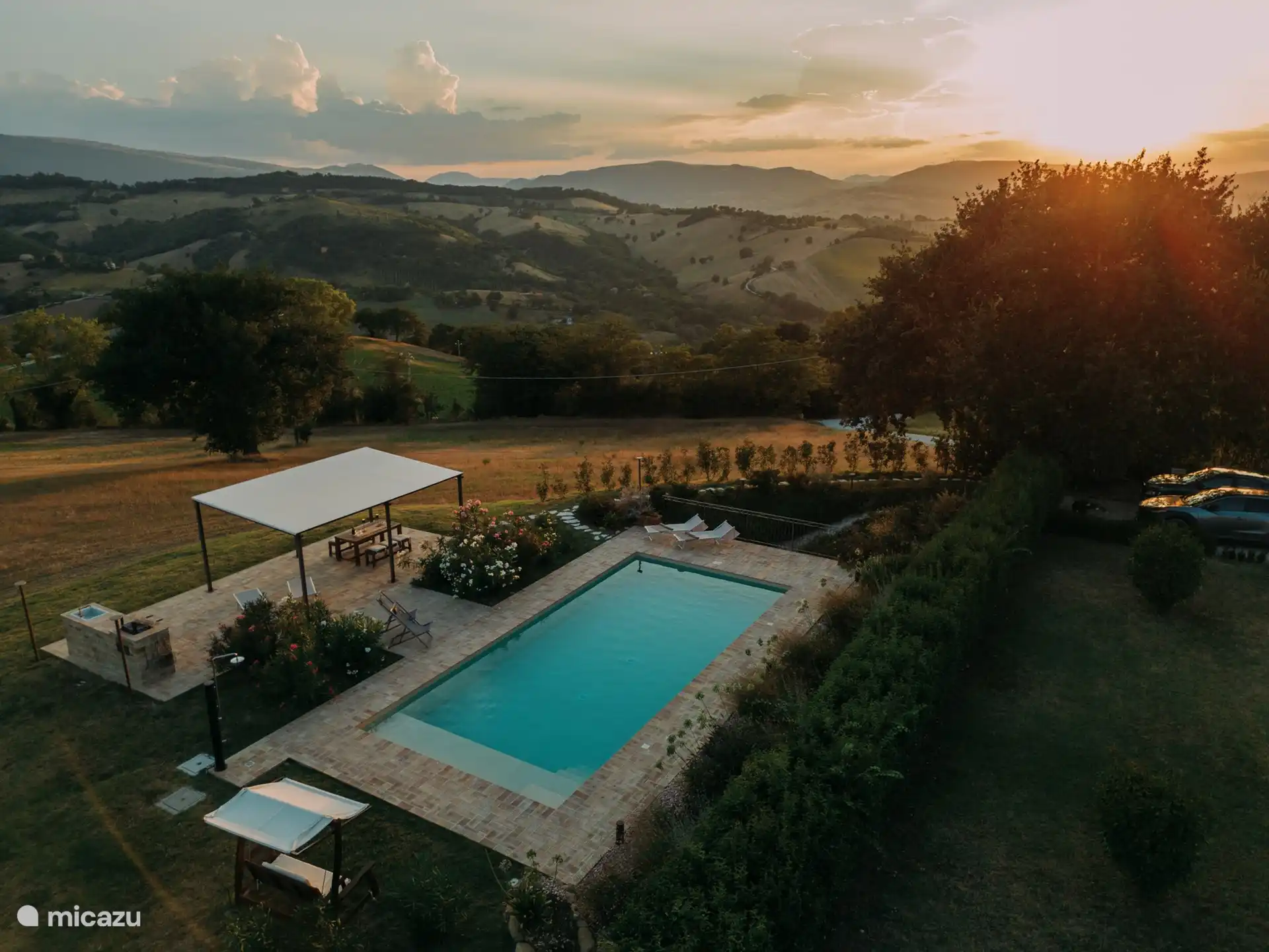 Au bord de la piscine, vous trouverez une pergola couverte et un barbecue - dans un cadre à couper le souffle.