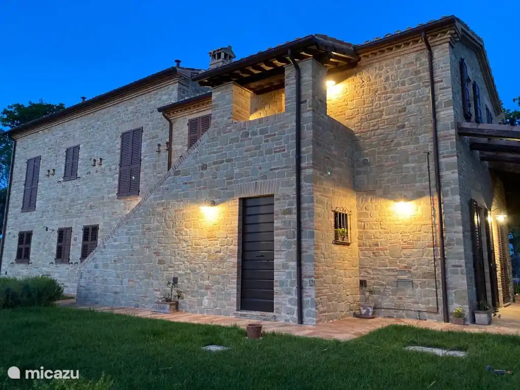 Le logement occupe tout le premier étage et le portique ombragé qui entoure la maison. À tout moment de la journée, vous pouvez choisir entre passer du temps au soleil ou chercher un endroit ombragé...
