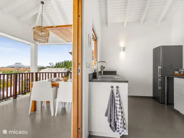 N Joy Residence Curaçao | Curaçao, Banda Ariba (est), Brakkeput Abou - appartement La cuisine et la terrasse privée