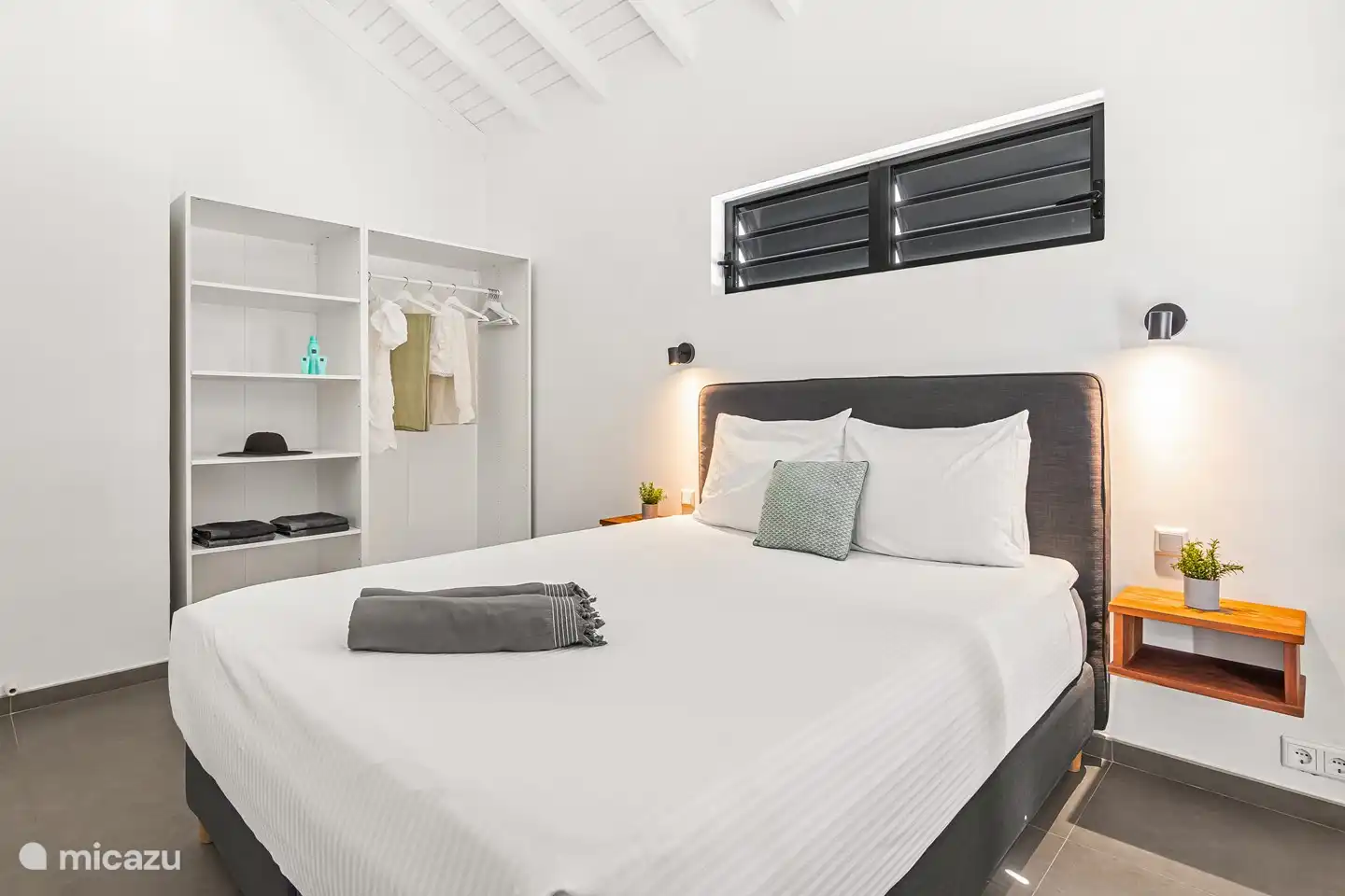 Chambre 1 avec une grande armoire