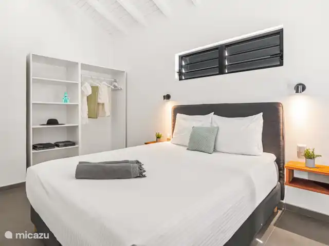 N Joy Residence Curaçao | Curaçao, Banda Ariba (est), Brakkeput Abou - appartement Chambre 1 avec une grande armoire