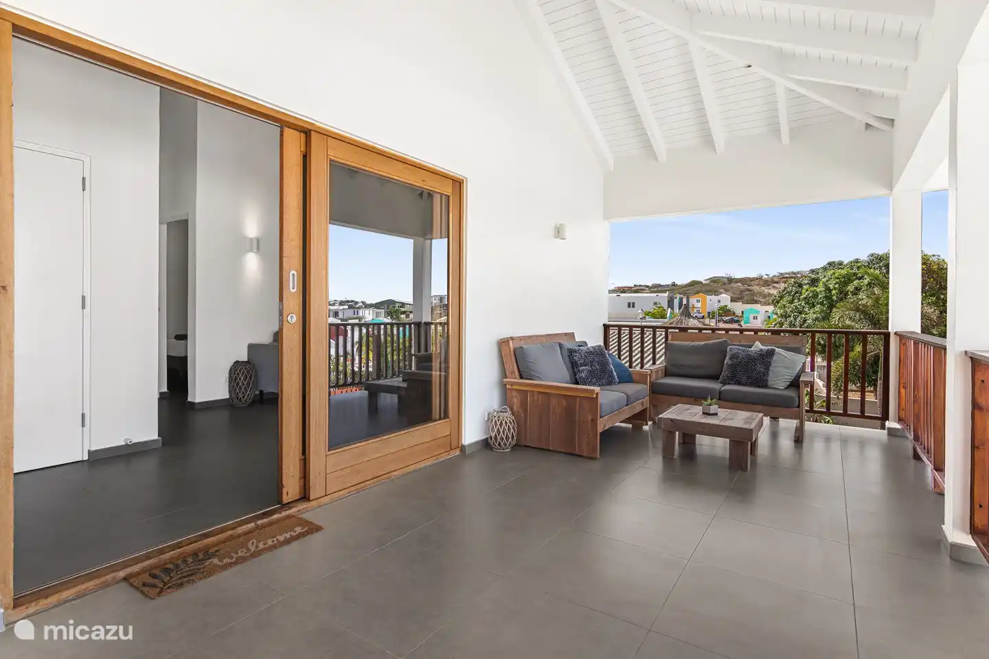 Vous pouvez accéder à la terrasse privée par des portes coulissantes