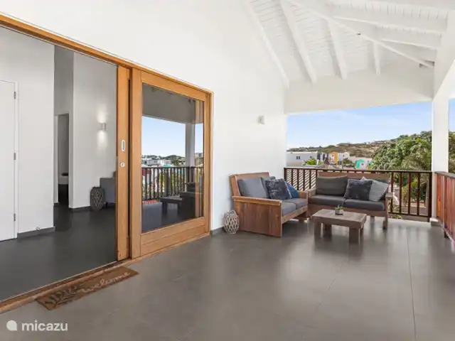 N Joy Residence Curaçao | Curaçao, Banda Ariba (est), Brakkeput Abou - appartement Vous pouvez accéder à la terrasse privée par des portes coulissantes