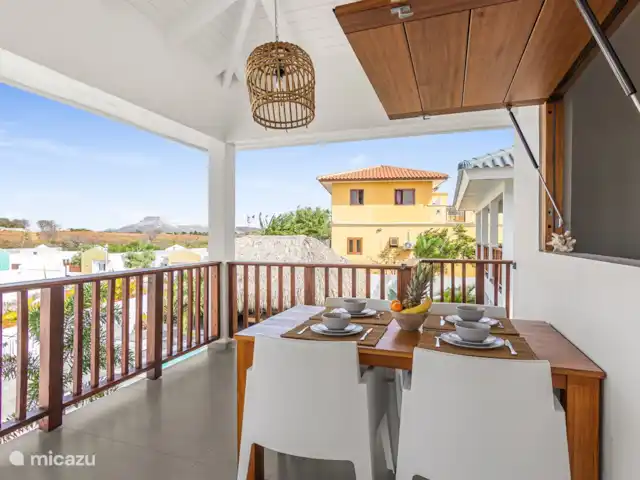 N Joy Residence Curaçao | Curaçao, Banda Ariba (est), Brakkeput Abou - appartement Vous pourrez prendre votre petit-déjeuner ou votre dîner sur votre terrasse privée tout en profitant de la belle vue.