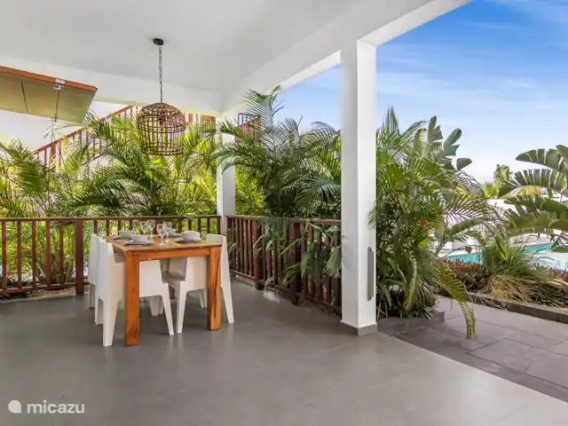 N Joy Residence Curaçao | Curaçao, Banda Ariba (est), Brakkeput Abou - appartement Vous avez beaucoup d'intimité en bas sur la terrasse privée grâce aux plantes du jardin.