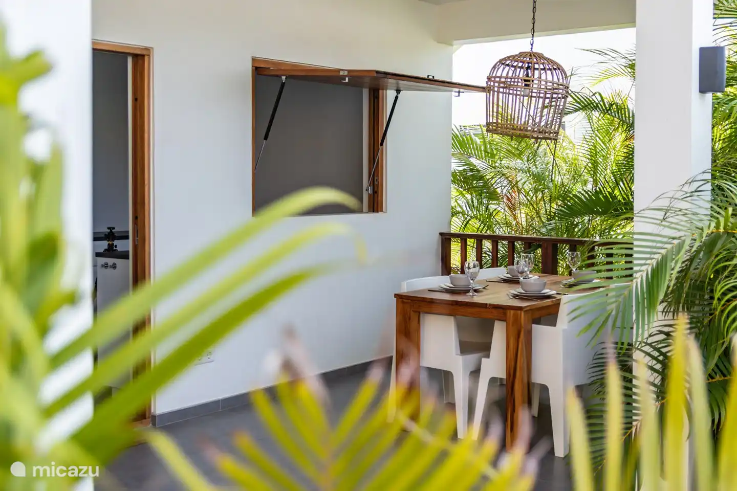 Depuis la trappe de la cuisine vous avez une vue sur la terrasse privée