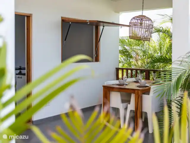 N Joy Residence Curaçao | Curaçao, Banda Ariba (est), Brakkeput Abou - appartement Depuis la trappe de la cuisine vous avez une vue sur la terrasse privée
