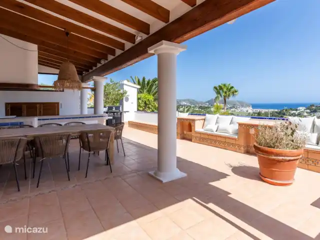 Villa La Joya Grande | Espagne, Costa Blanca, Moraira - villa Une cuisine extérieure spacieuse avec barbecue. L'endroit idéal avec une vue fantastique dont vous profiterez longtemps le soir.
