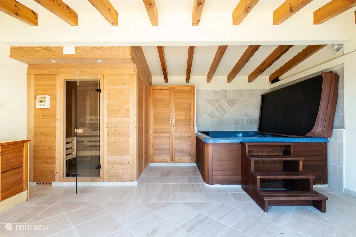 Eine Sauna und ein großer Whirlpool in der Villa.