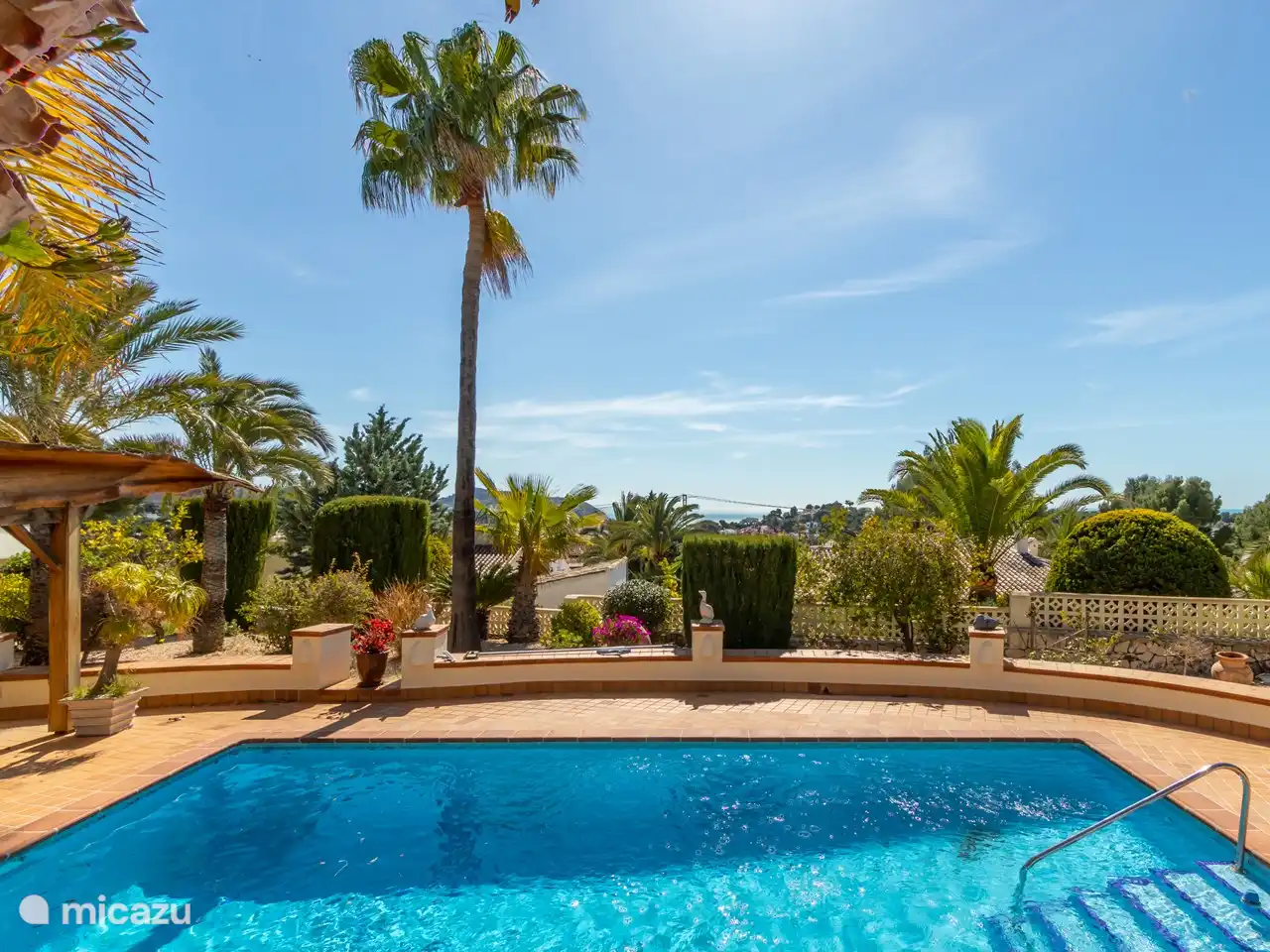 Blick vom Garten auf die Landschaft.