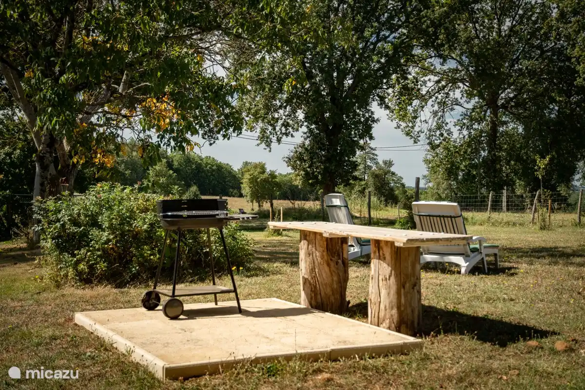 Avec espace barbecue.