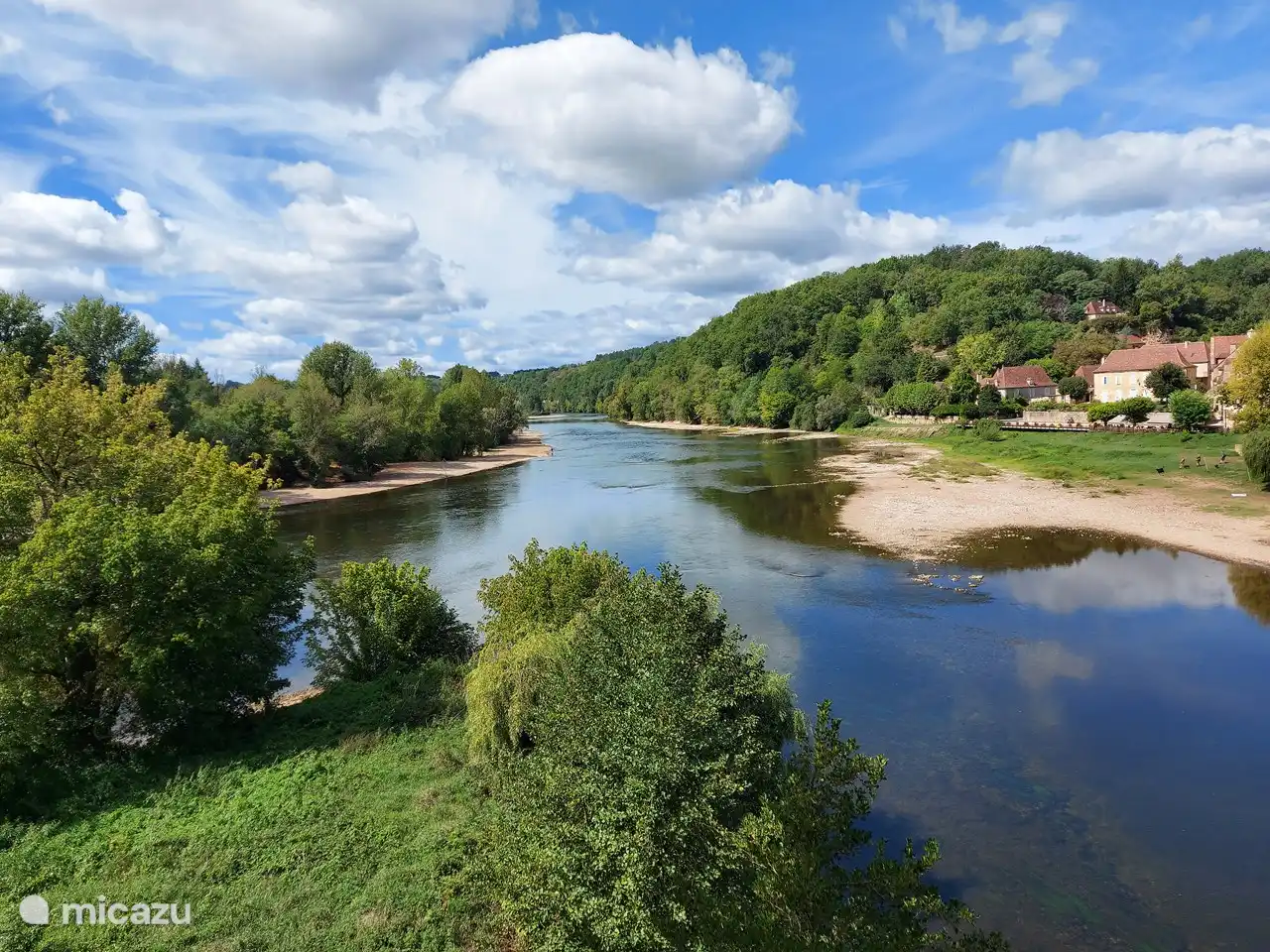 La plage de Limieul, à proximité, où se rencontrent la Dordogne et la Vézère. Nager, faire du kayak ou visiter le magnifique jardin panoramique.