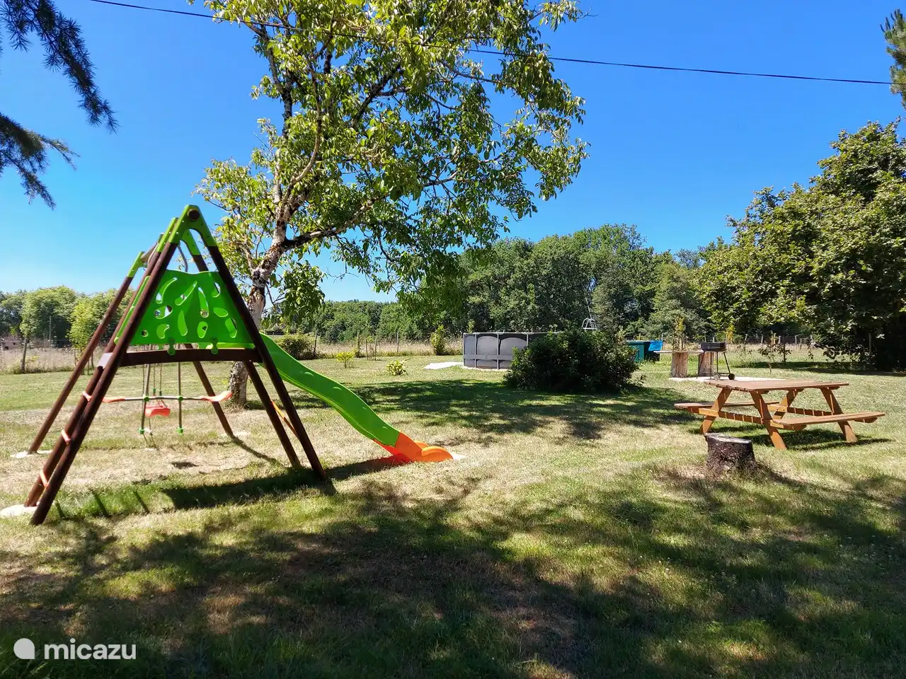 Le jardin. Équipements de jeux, badminton et autres animations pour petits et grands.
