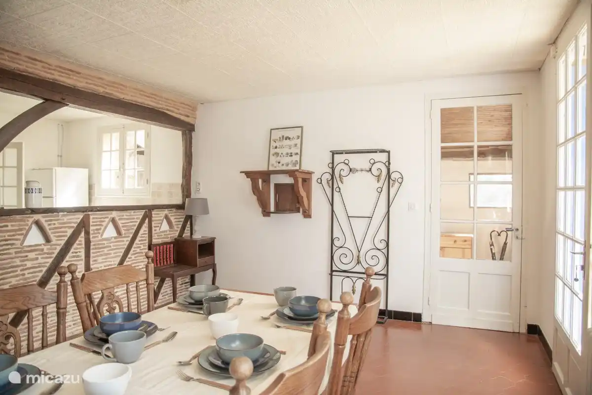 La cuisine/salle à manger. Avec accès à la buanderie avec lave-linge etc.