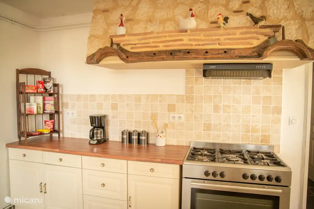 Cuisine ouverte spacieuse, entièrement équipée.