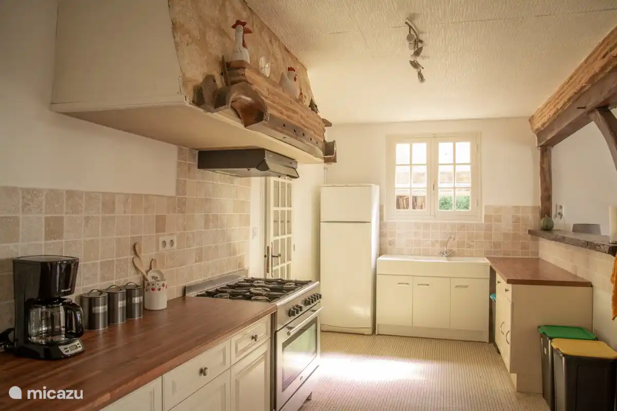 La cuisine. Avec lave-vaisselle, cuisinière à gaz 5 feux et four.