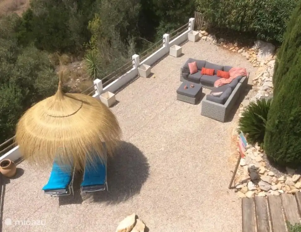 Of course with a large Ibiza parasol of diameter 2.25.