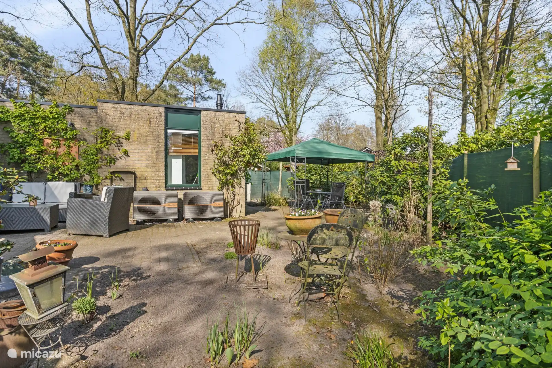 Sitzecke draußen bei den Schiebetüren