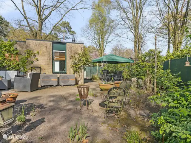 't Boshuis | Pays-Bas, Brabant-Septentrional, Baarle-Nassau - bungalow Coin salon à l’extérieur près des portes coulissantes