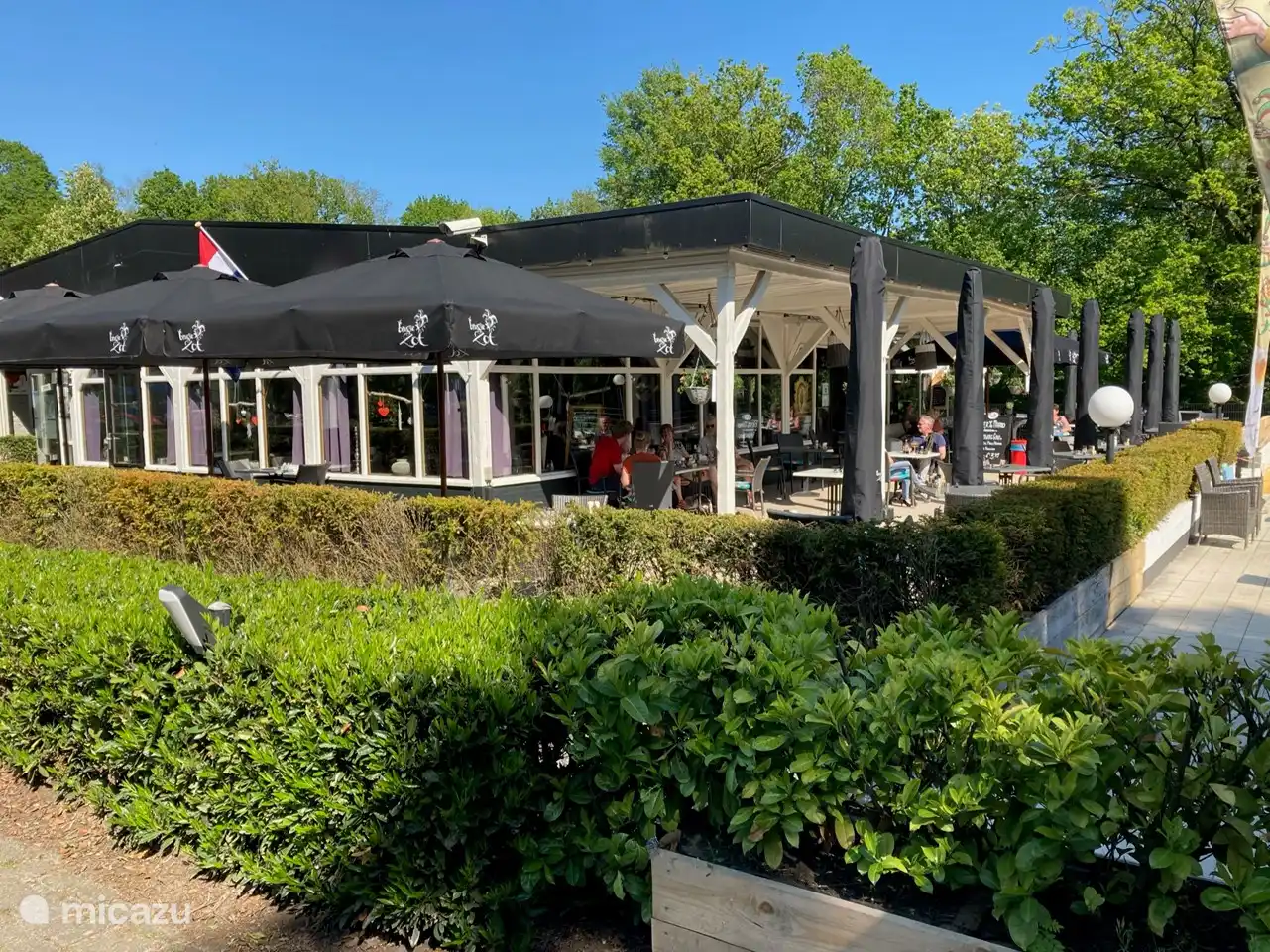 Das Restaurant mit Terrasse im Park