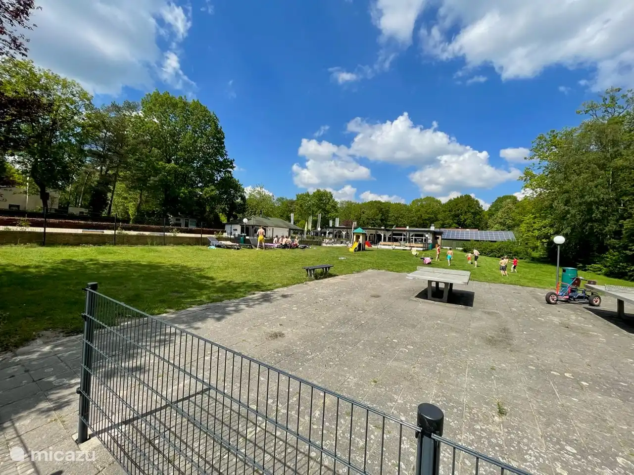 Spielplatz neben dem Schwimmbad