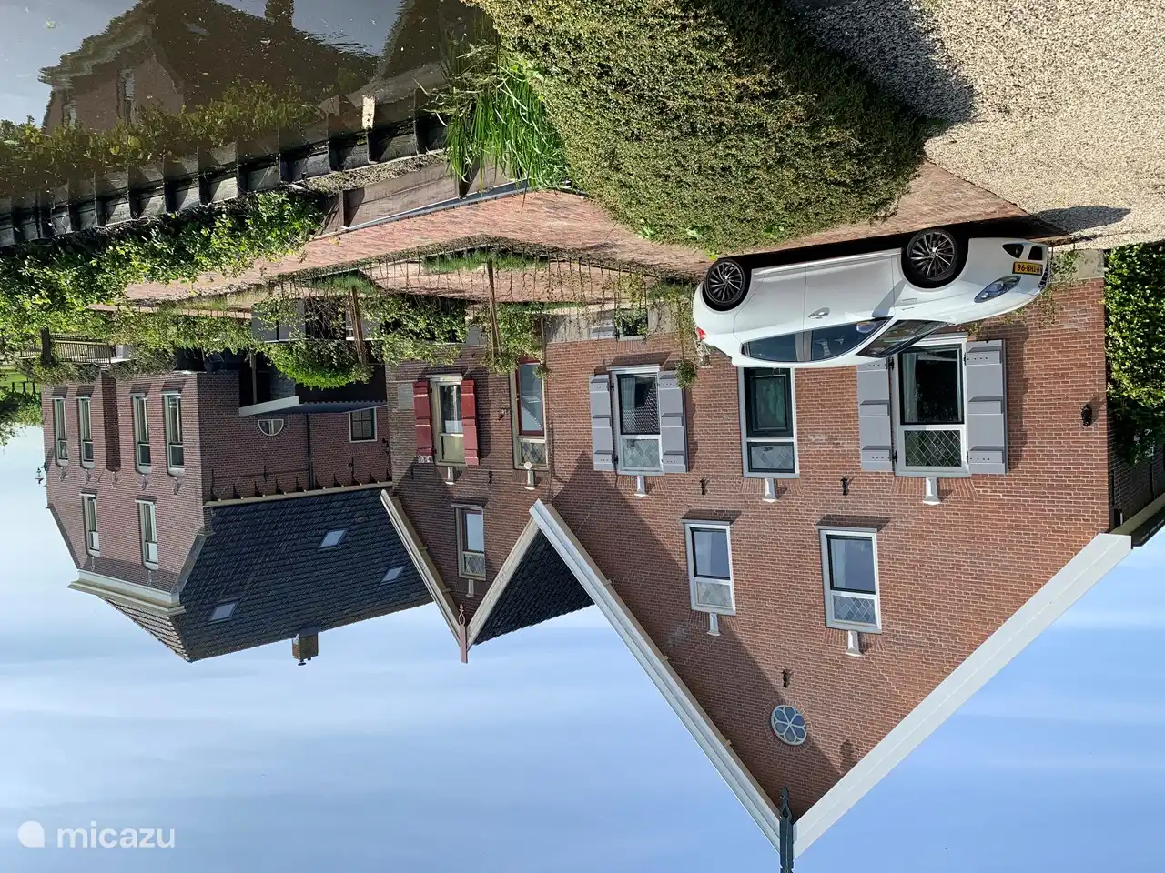 Vorderansicht mit Garten, Terrasse und Parkplatz