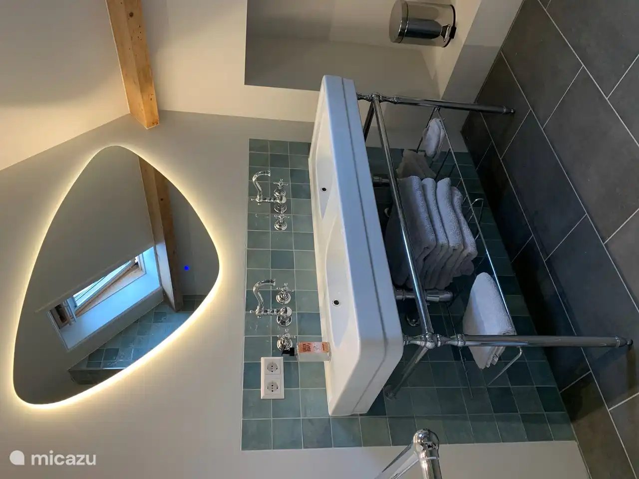 Badezimmer mit Doppelwaschbecken, Toilette mit Holzsitz und geräumiger Dusche mit breitem Jet und Sitz