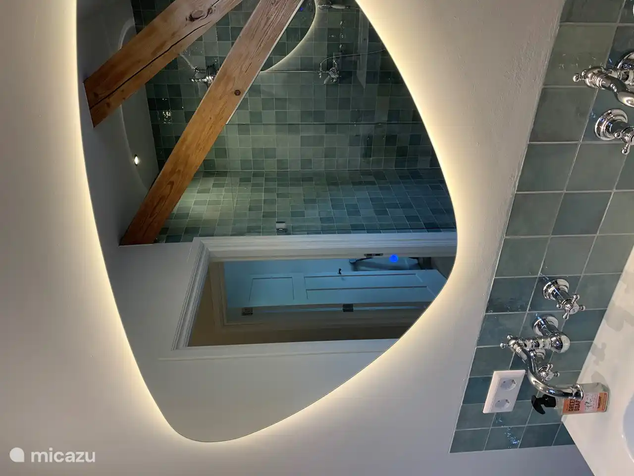 Badezimmer mit Doppelwaschbecken, Toilette mit Holzsitz und geräumiger Dusche mit breitem Jet und Sitz