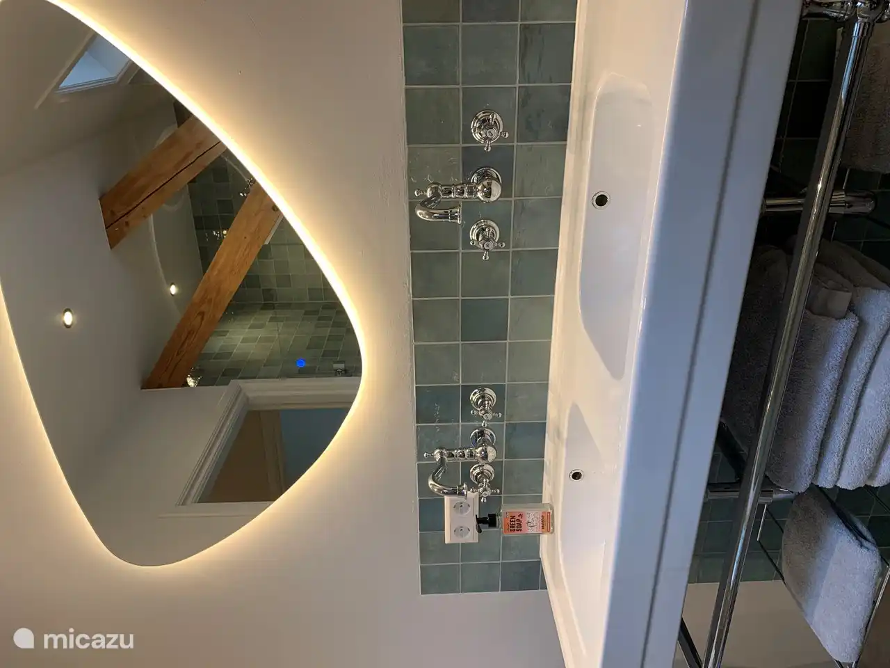 Badezimmer mit Doppelwaschbecken, Toilette mit Holzsitz und geräumiger Dusche mit breitem Jet und Sitz