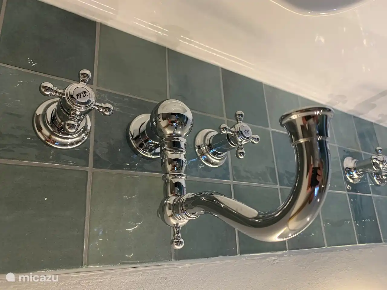 Badezimmer mit Doppelwaschbecken, Toilette mit Holzsitz und geräumiger Dusche mit breitem Jet und Sitz