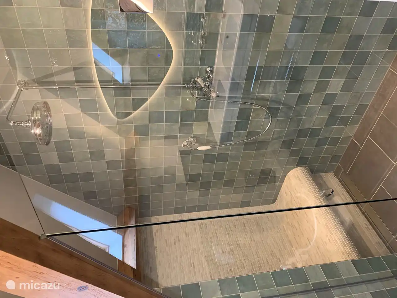 Badezimmer mit Doppelwaschbecken, Toilette mit Holzsitz und geräumiger Dusche mit breitem Jet und Sitz