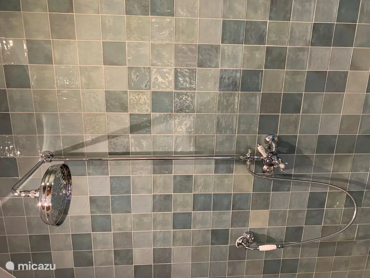 Badezimmer mit Doppelwaschbecken, Toilette mit Holzsitz und geräumiger Dusche mit breitem Jet und Sitz