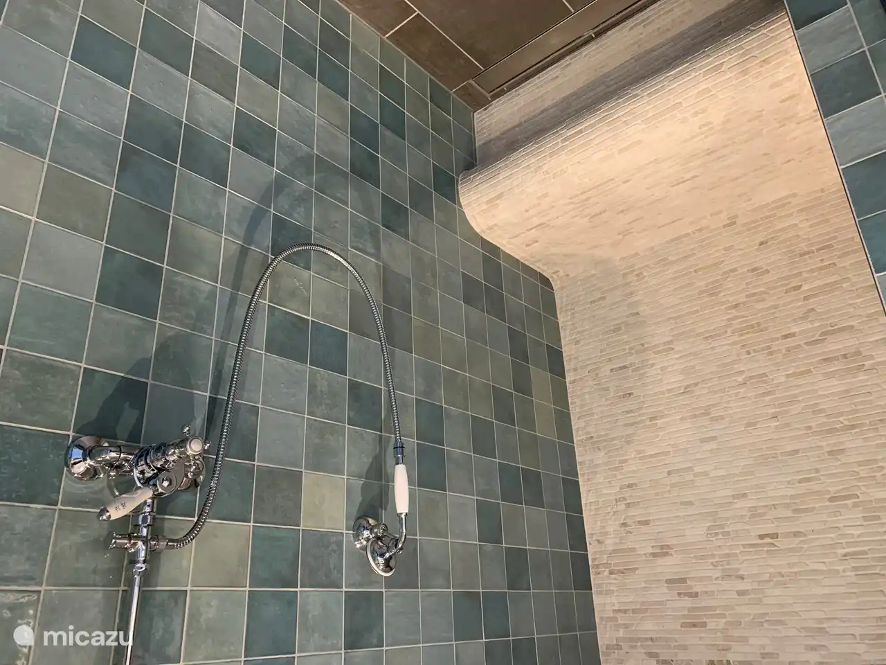 Badezimmer mit Doppelwaschbecken, Toilette mit Holzsitz und geräumiger Dusche mit breitem Jet und Sitz