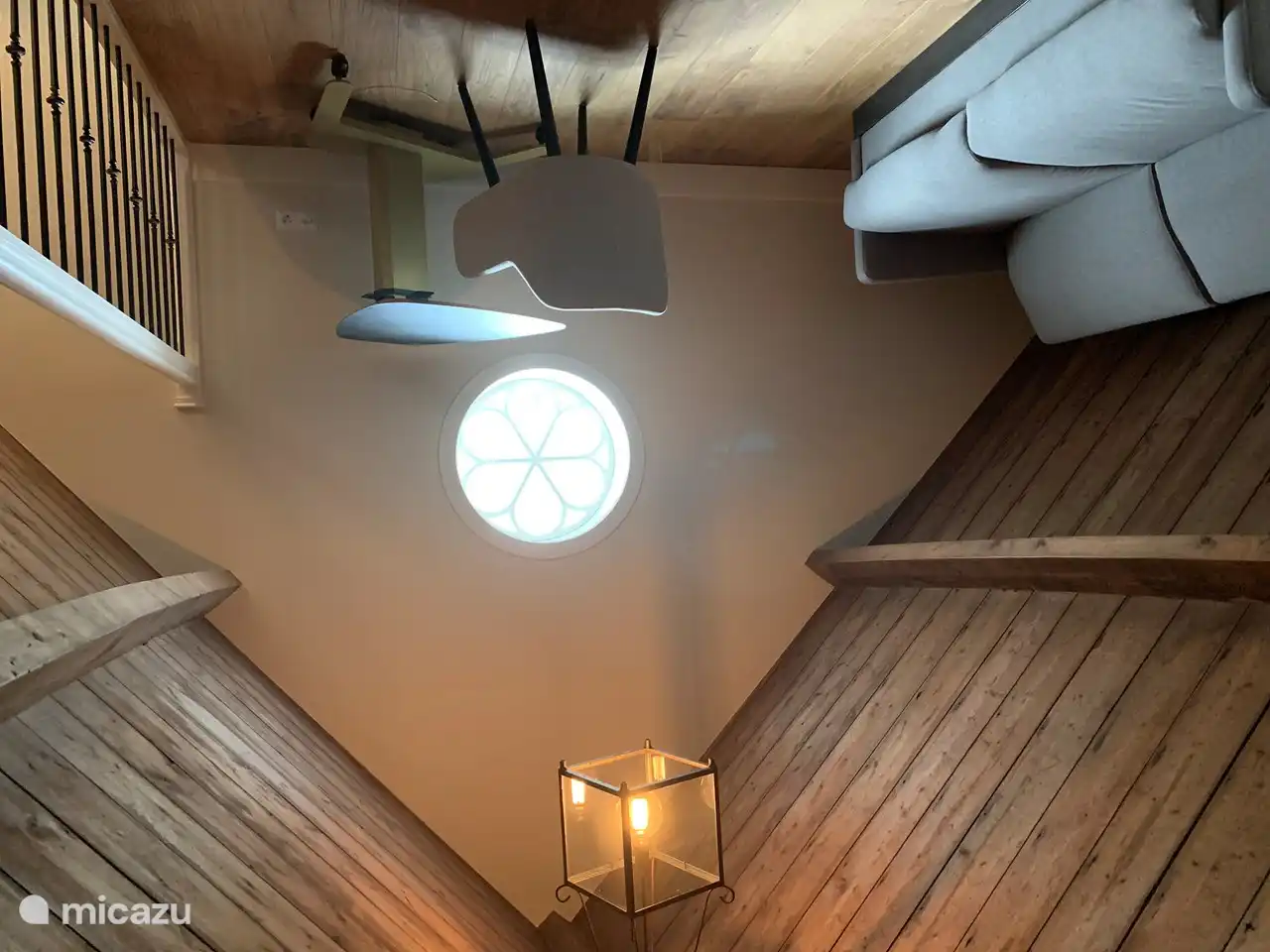 Dachboden mit Balustrade zum Hauptschlafzimmer, mit Arbeitsbereich und einem Doppelschlafsofa