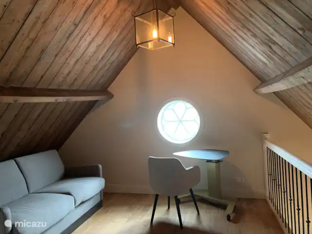 Maison au calme dans une belle campagne | Pays-Bas, Hollande méridionale, Groot Ammers - ferme Grenier avec balustrade à la chambre principale, avec espace de travail et un canapé-lit double