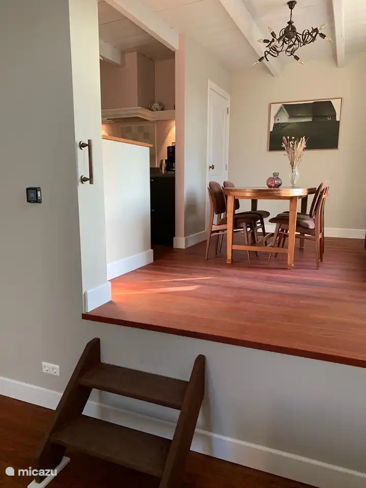 Wohnzimmer mit Blick in Richtung Esszimmer und Küche