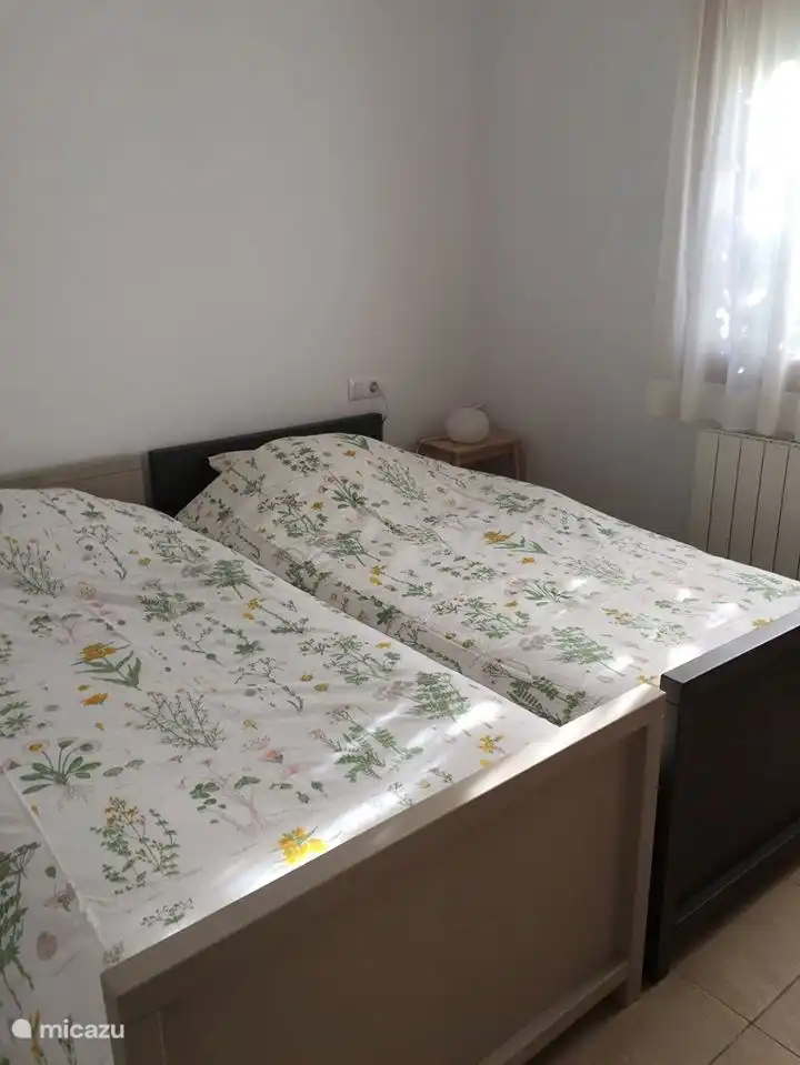 Bedroom 2 with 2 single beds