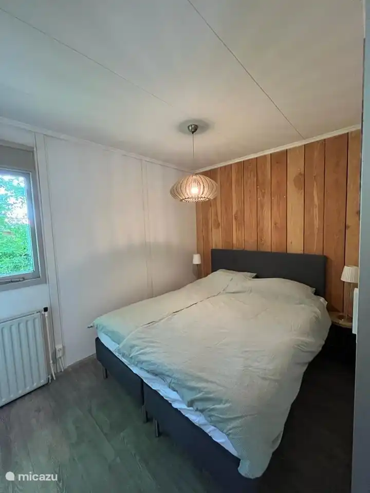 Master bedroom aan de bosrand met grote kledingkast
