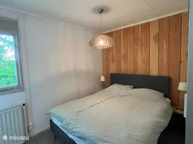 Casa del bosque Twente en Países Bajos, Overijssel, Denekamp - bungaló Dormitorio principal al borde del bosque con gran armario.