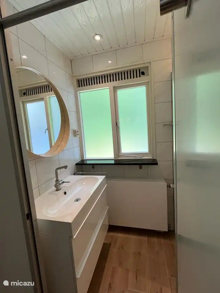 Vernieuwde badkamer met ruim badmeubel en fijne douche